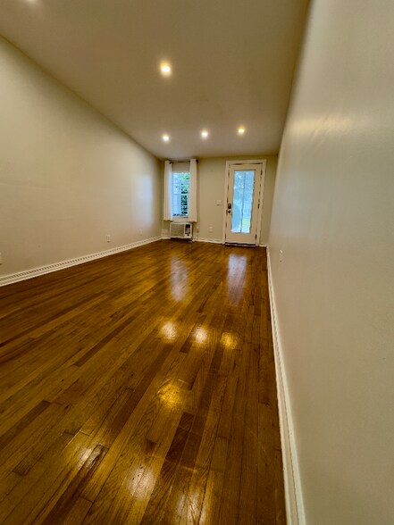 Building Photo - 726 N Peninsula Dr