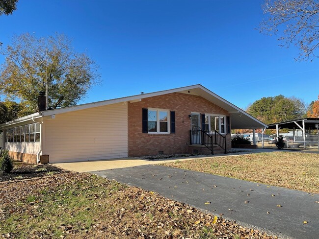 Building Photo - Must See Country Home Minutes to Kerr Lake