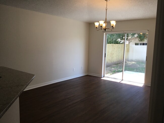 Building Photo - 914 Stallion Way