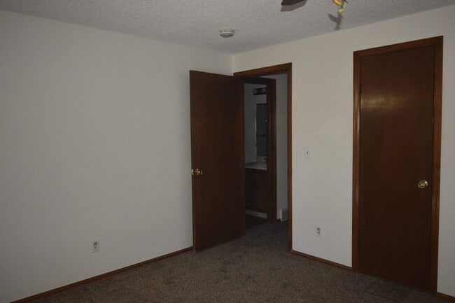 Building Photo - GREAT 3 BEDROOM/2 BATHROOM TOWNHOME WITH NEW PAINT & FLOORING. AVAILABLE 5/23.