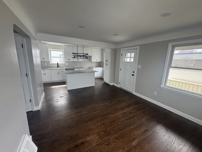 Building Photo - Spacious 3-Bed, 2-Bath Home in Berkley!