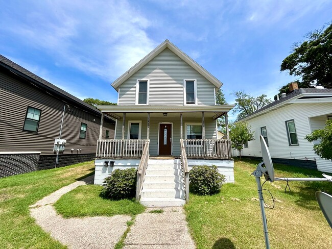 Primary Photo - 1410 8th St
