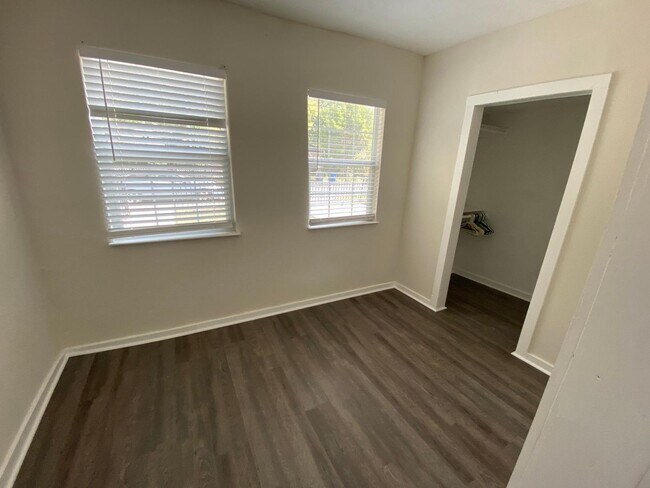 Building Photo - Recently renovated Mount Auburn home