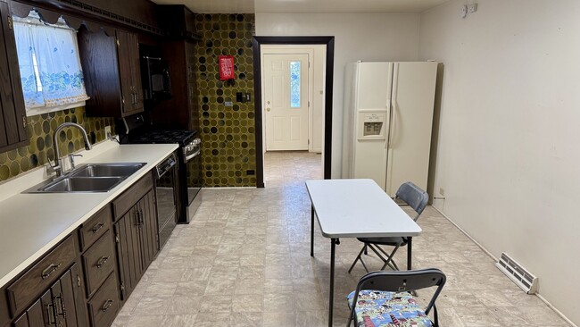 Building Photo - 304 E Hawthorne Dr