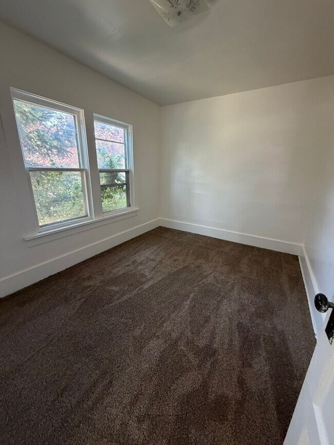 Building Photo - Newly Renovated 2 Bedroom, 1 Bathroom Home