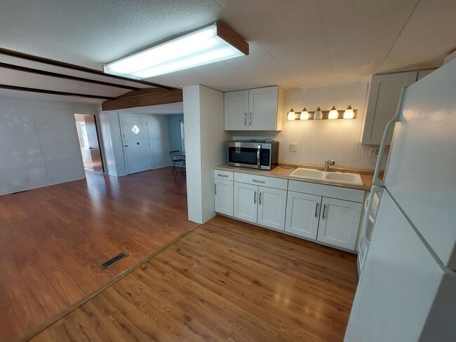 Building Photo - 55+ Community Home in Saralake Estates – 2 Bed / 2 Bath