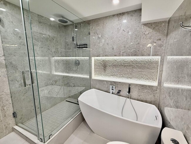 Building Photo - 900 Bay Dr