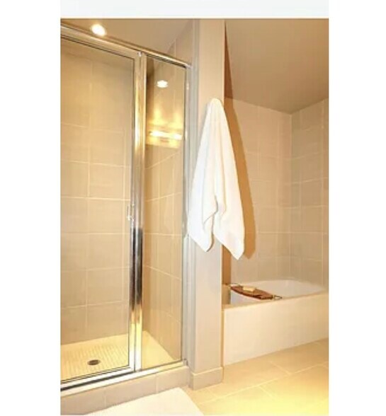 Building Photo - 1900 S River Dr