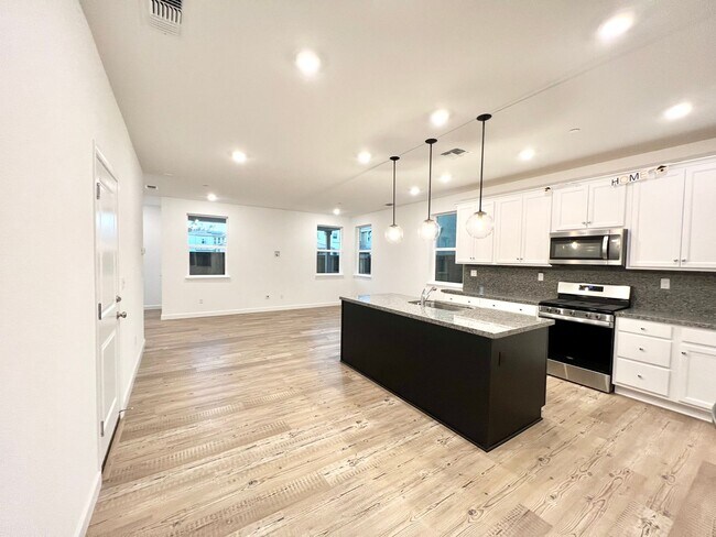 Building Photo - GORGEOUS 4 BED/3BATH IN BRENTWOOD SAVE $10...