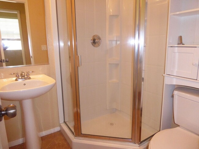 Building Photo - Conveniently located 3 BR, 3 Bath townhome in Coronado Ranch, close to everything.