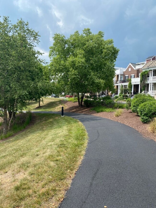 Building Photo - Charming 3-bedroom, 2.5-bathroom Townhouse