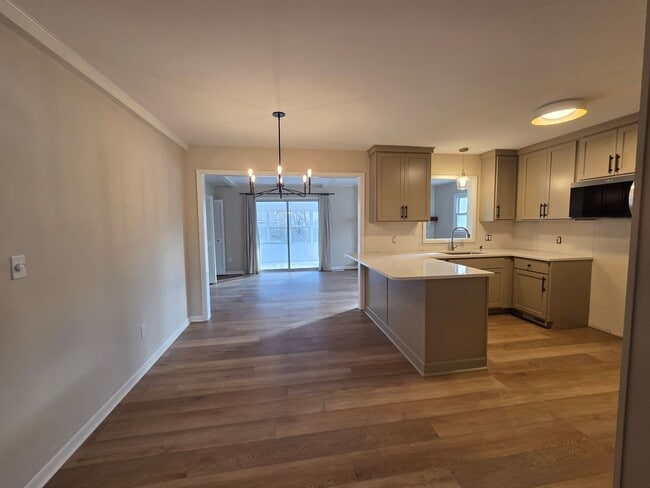 Building Photo - Beautiful 4 bedroom in Forest Hills