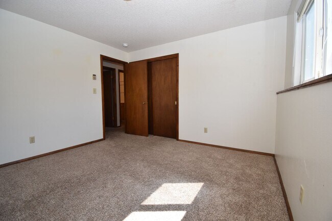 Building Photo - 2Bed 1.5Ba W/ Carport! Close to Trails, Ho...