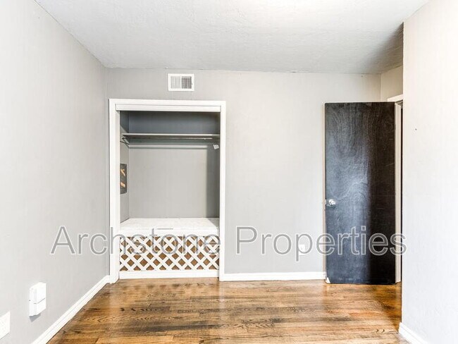 Building Photo - 608 Holoway Dr