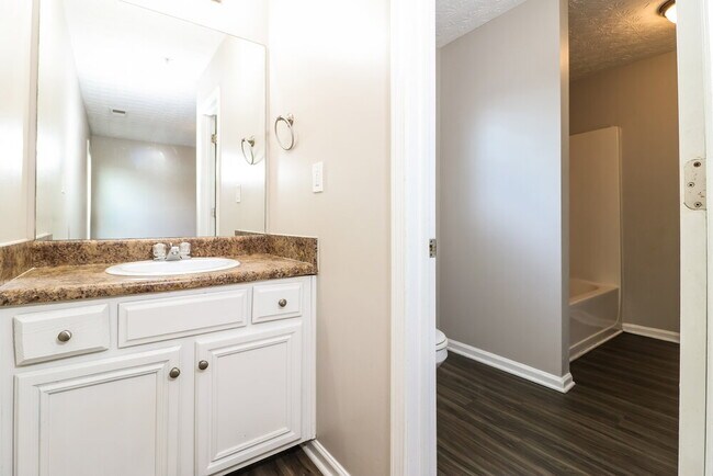 Building Photo - 1000 Weatherwood Pl NE