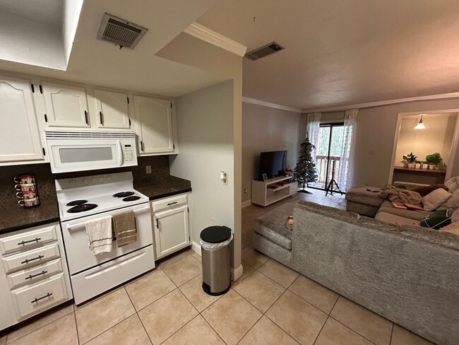 Building Photo - Creekside Villas A4