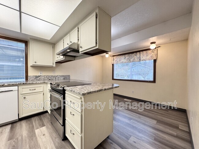 Building Photo - 324 SE 30th Ave