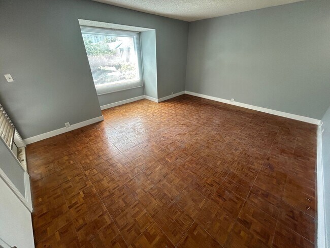 Building Photo - SPACIOUS 2 BEDROOM TOWNHOME IN LAS VEGAS COUNTRY CLUB