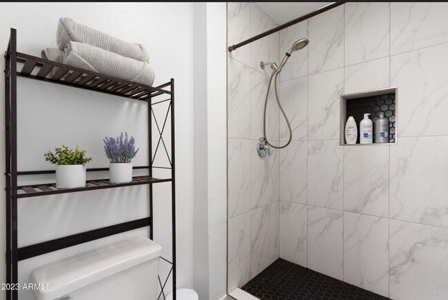 Building Photo - 2516 E 5th Pl