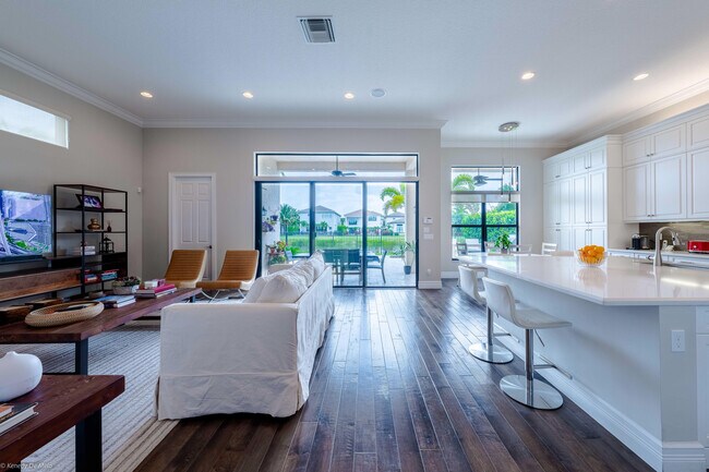 Building Photo - 9368 Eden Roc Ct