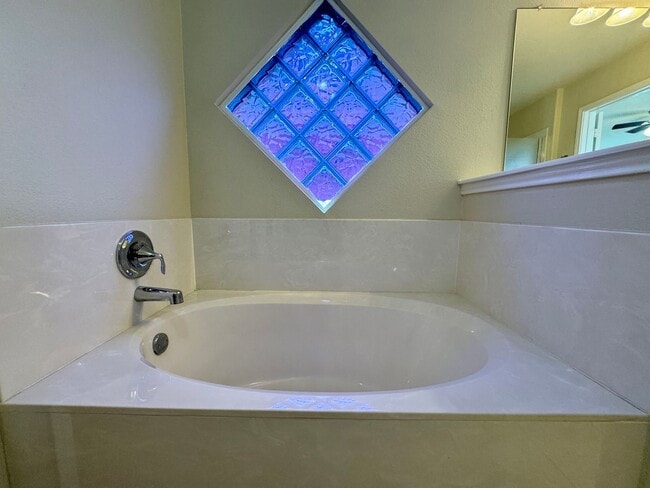 Building Photo - 5207 Bridgewood Dr