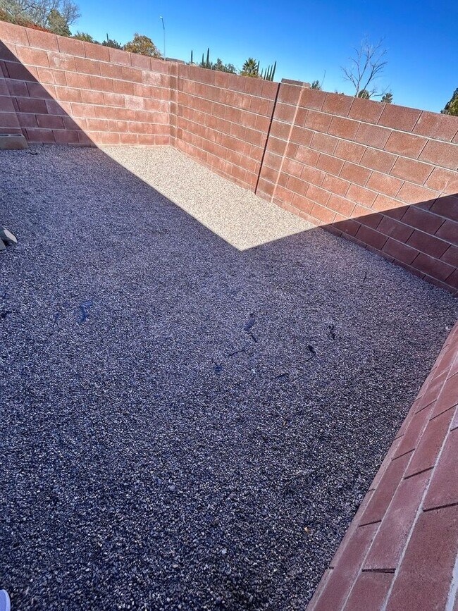 Building Photo - Cozy and convenient 2 bedroom home