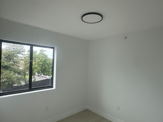 Building Photo - 5423 NE Miami Ct