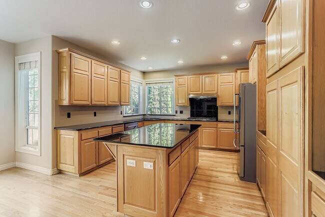 Building Photo - Spacious Bethany Home with Attached Garage, Fenced Yard, Washer/Dryer Included