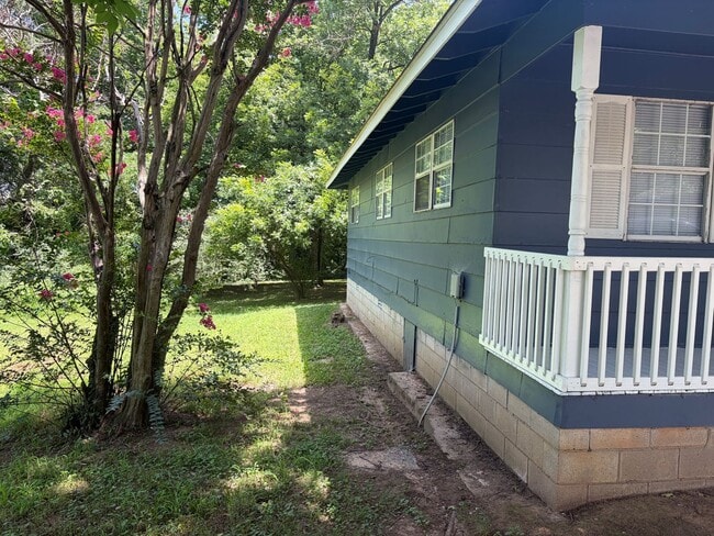 Building Photo - 3 bedroom and 1 bathroom house- $1000 move-in special