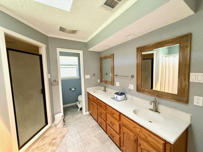 Building Photo - 232 Crescent Dr