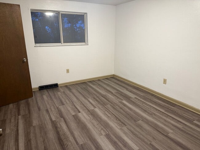 Building Photo - 335 Dersam St