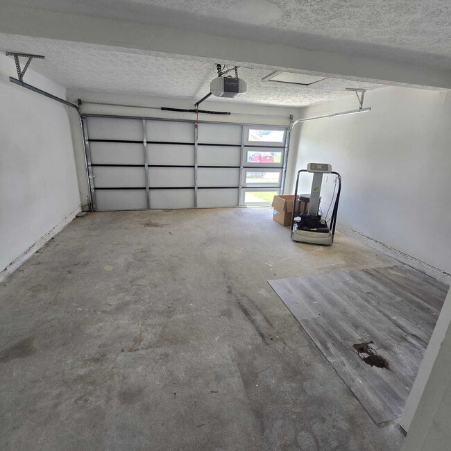 Building Photo - "Charming 3-Bed Retreat with 2.5 Baths on Cimmaron Court, Hampton!"