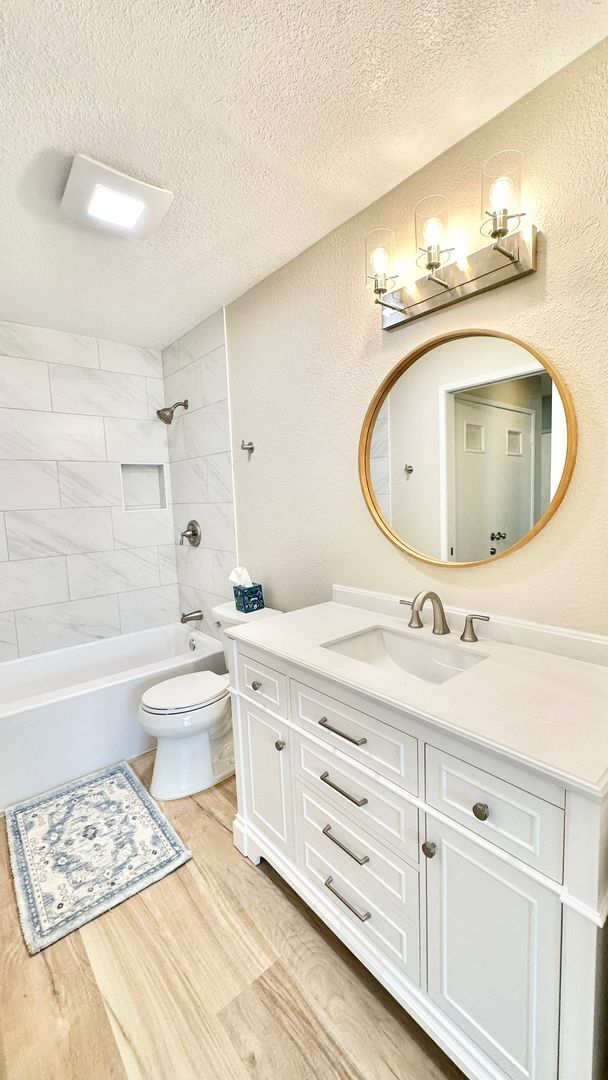 Building Photo - Fully Remodeled Upper Unit Condo in the De...