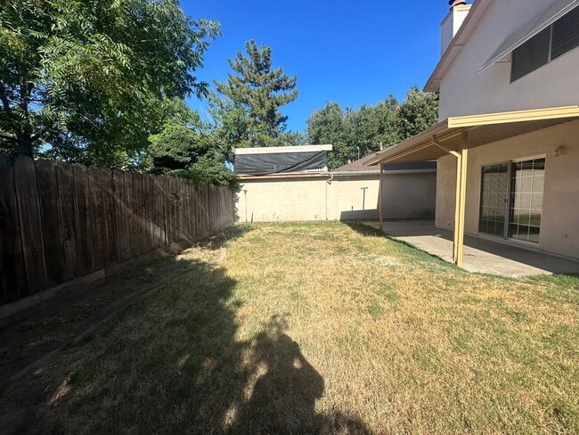 Building Photo - 560 Clover Dr