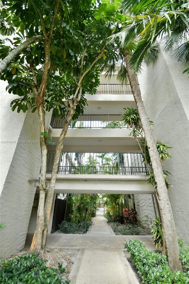 Building Photo - 6884 N Kendall Dr