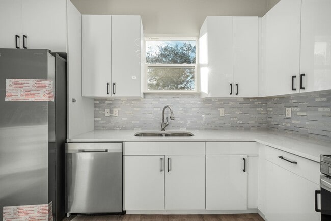 Building Photo - 3 Bedroom Home Located In The Sun N Lake Golf Community