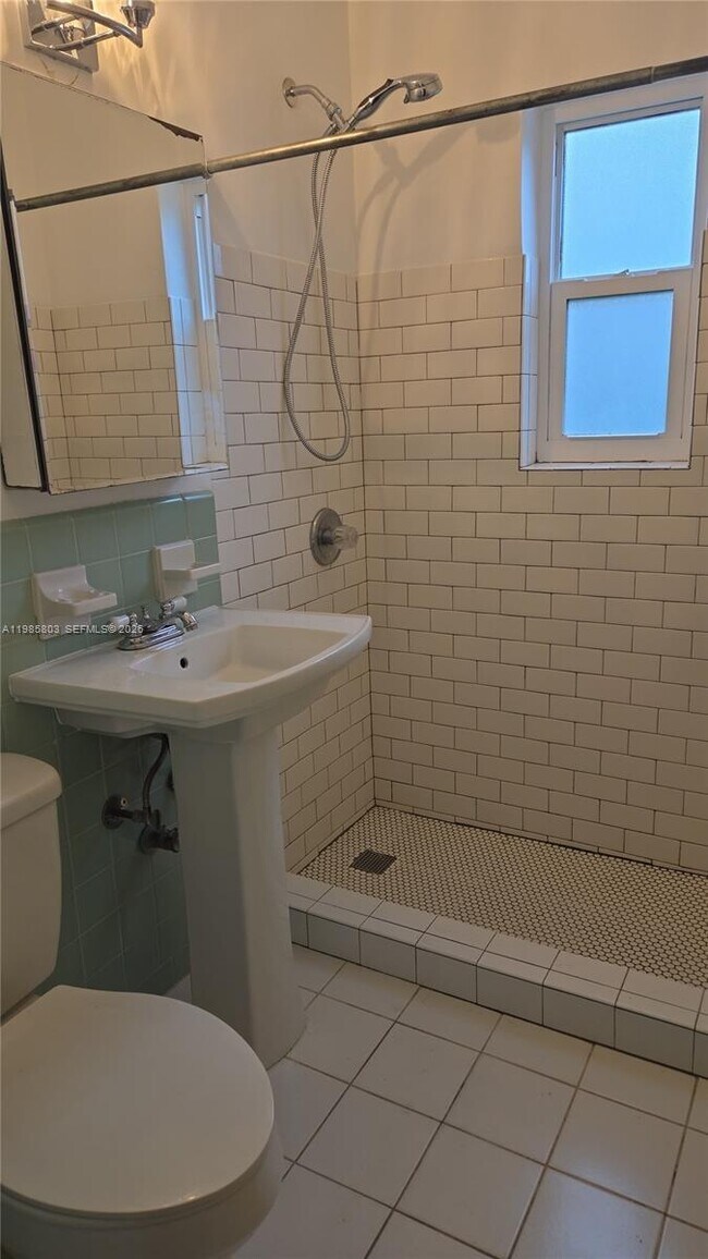 Building Photo - 10072 E Bay Harbor Dr