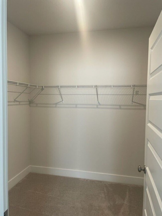 Building Photo - 4 Bedroom/2 Bathroom Minutes from Local Beach!