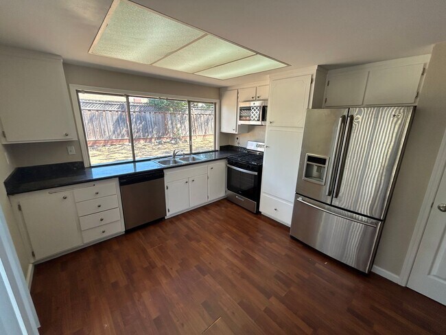 Building Photo - Charming 3-bedroom, 2-bath Single Story An...