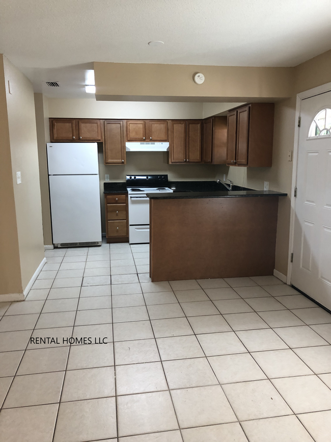 Building Photo - Remodeled Two Bedroom One Bath Duplex in L...