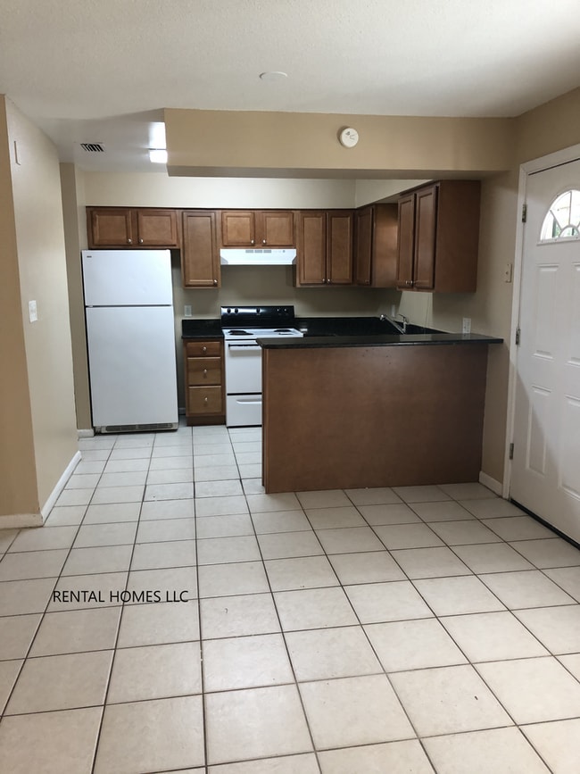 Building Photo - Remodeled Two Bedroom One Bath Duplex in Longwood Conveniently Close to Longwood Sun Rail