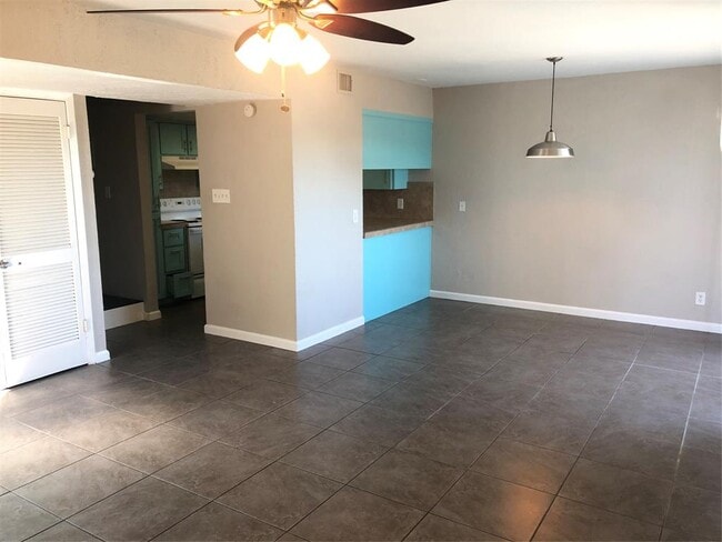 Primary Photo - 7302 Duval St