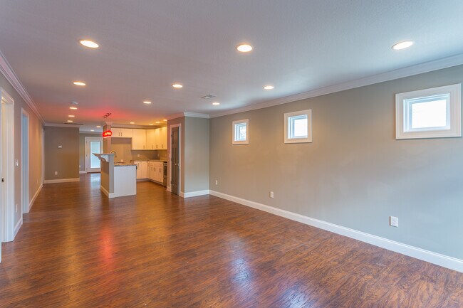 Building Photo - 606 Van Dyke St