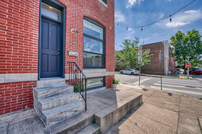 Primary Photo - 345 S Clinton St