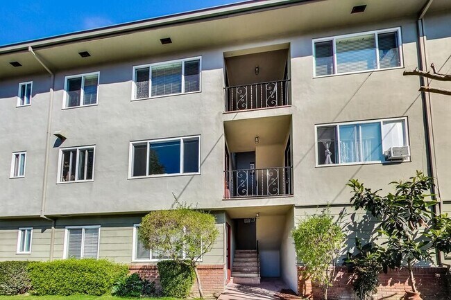 Building Photo - 1549 San Carlos Ave