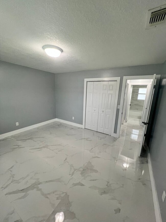 Building Photo - NEWLY RENOVATED 3 BEDROOM 2 BATH HOME- TIL...