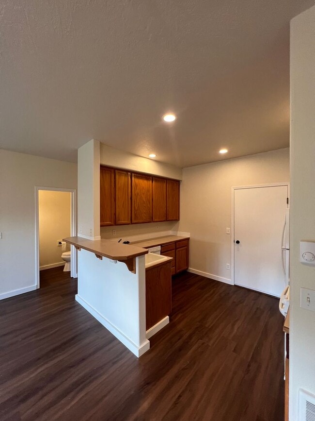 Building Photo - 3-bedroom 2 1/2-bathroom duplex