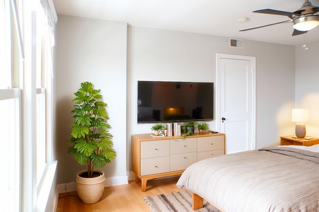 Building Photo - Beautifully Renovated 1BR, 1 Bath Apt in B...