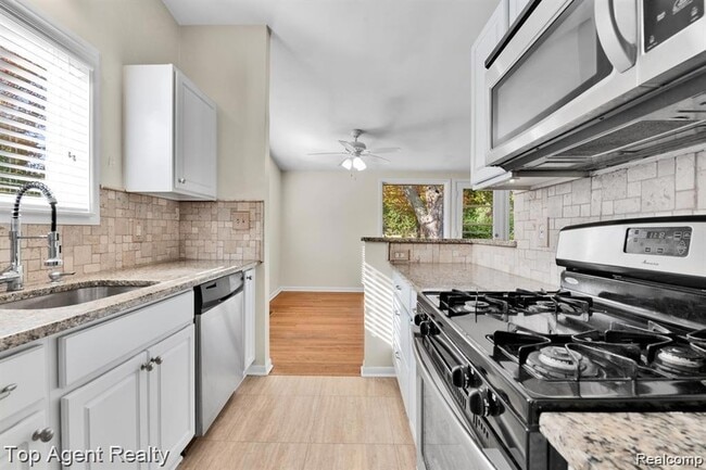 Building Photo - 881 Brooklawn Dr