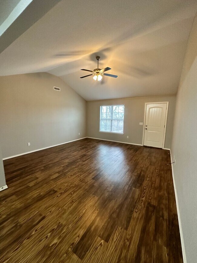 Building Photo - 3 Bedroom 2 Bathroom For Rent in Bentonville!